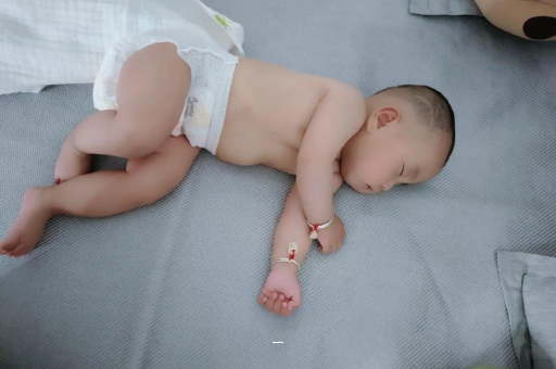 孟津宝宝胳膊上起红疙瘩